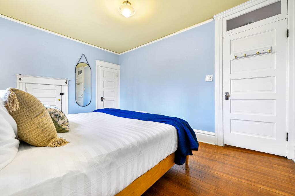 Elegant Room in Stylish Home near Downtown