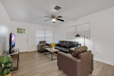 The Renegade - Renovated 3 Bedroom