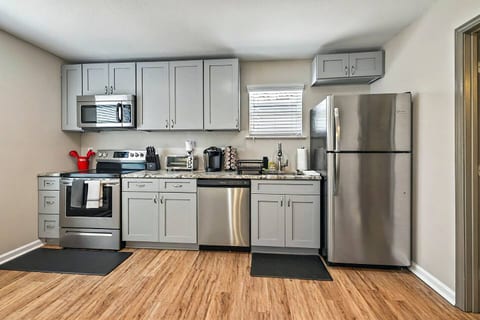 Luxurious Midtown Studio | King Bed + Sofa Bed