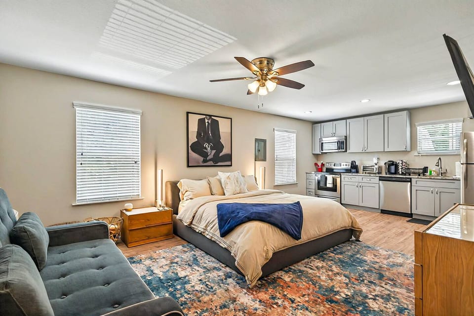 Luxurious Midtown Studio | King Bed + Sofa Bed - Tallahassee