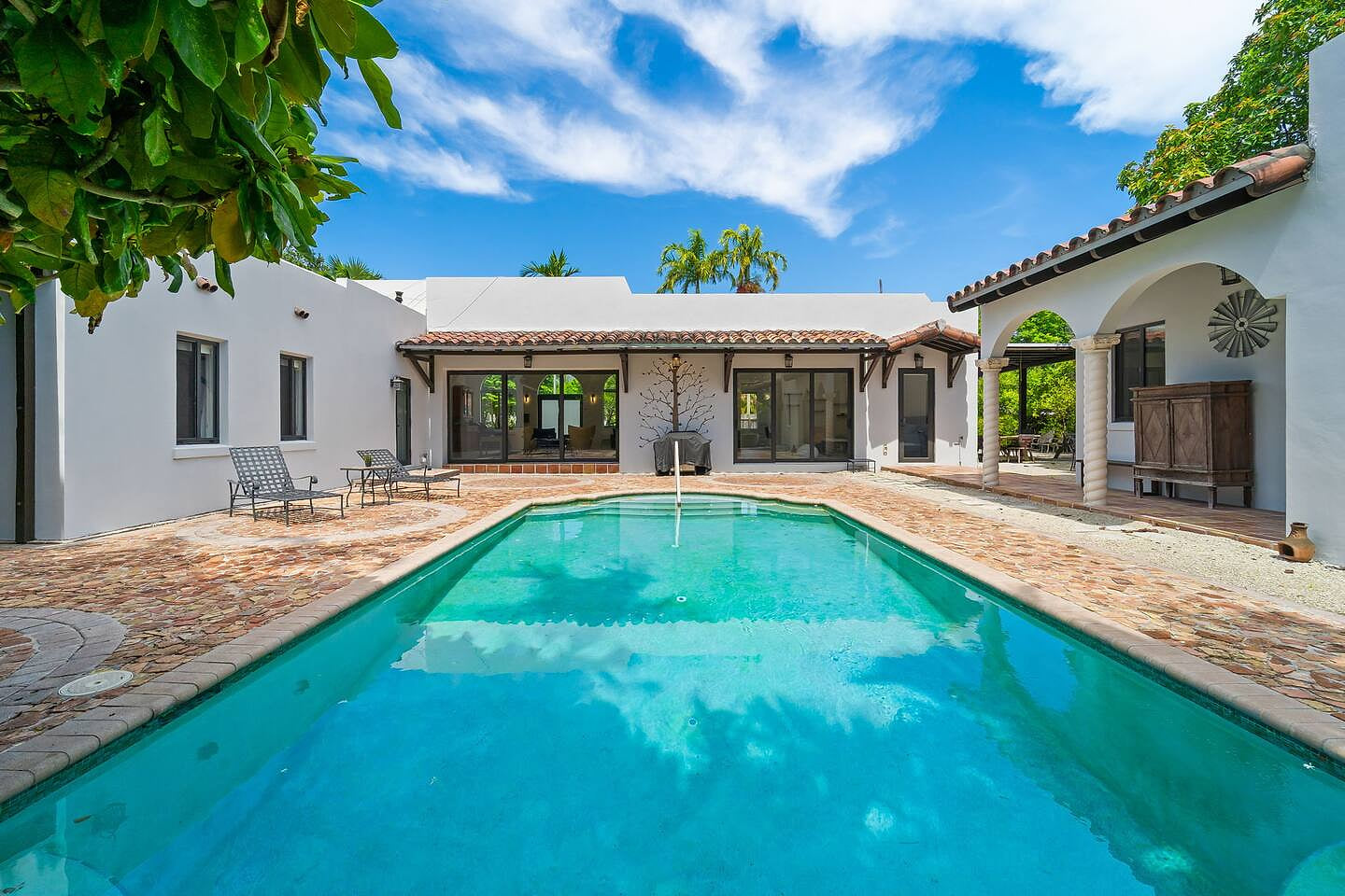 Modern 6 Bed Villa | Pool + Spa | 10min to Beach