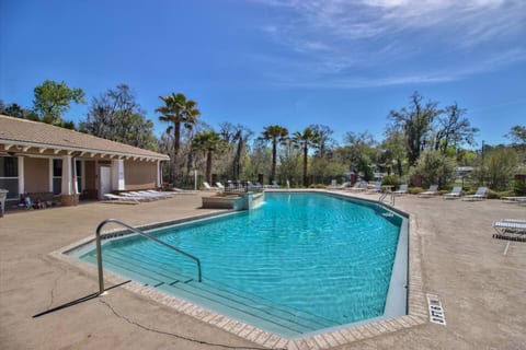 The Honolulu - Modern 3BR Condo Near FSU with Pool