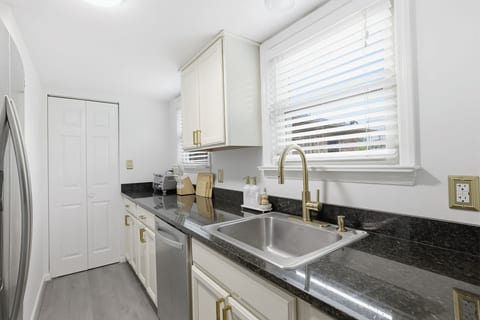 The Lobbyist – Modern King Suite Near Downtown