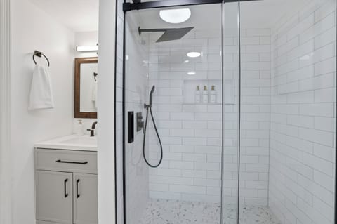 The Lobbyist – Modern King Suite Near Downtown