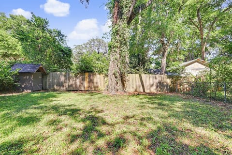 The Branches - Adorable 2 Bedroom Midtown Bungalow