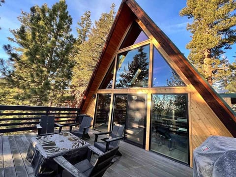 Modern A-Frame cabin in the heart of Mammoth