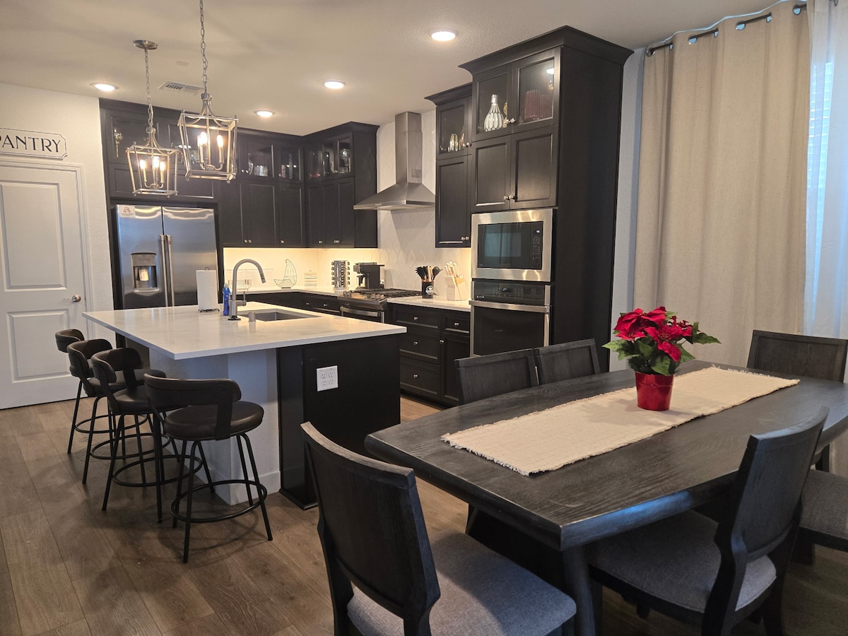 Newly built 5bd 3bth luxury home in prime location image 1