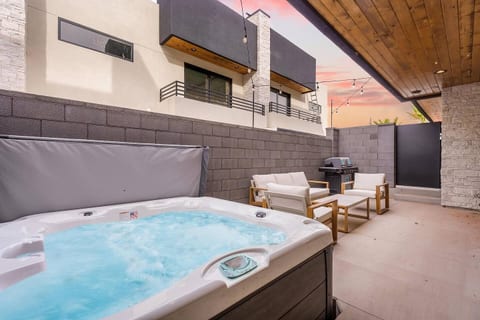 Relax & Recharge-Pecan Valley Home-Private Hot tub