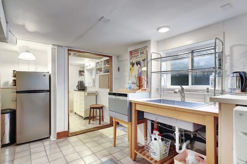 Apt - Fridge, sink, dishwasher, electric kettle, Nespresso, milk foamer, spices, oils, vin and more. Two sizable, top of the line laundry machines for guest's private use. 