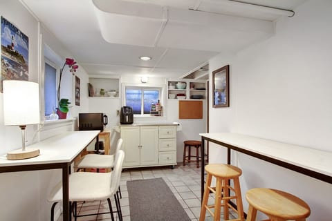 Apt - Breakfast nook. 