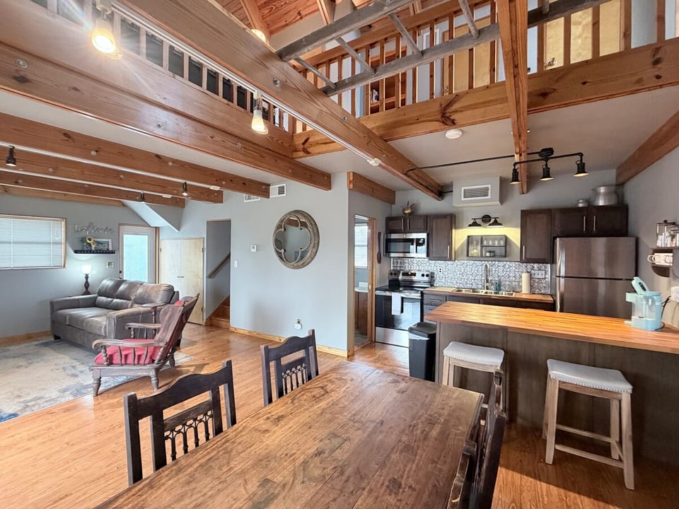 Hayloft Haven at Sunnybrook Farms image 1