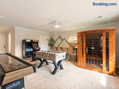 GVL Retreat - Hot Tub, Sauna, Firepit, Arcade + EV Charger
