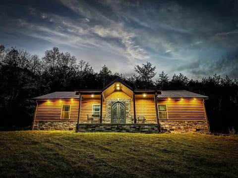 Spirit Valley Farm | Cozy HOT TUB, Horses & Views image 1