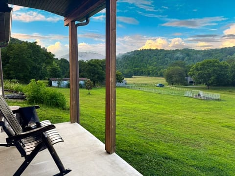 Private 150 acre Farm | Hot Tub, Horses, Sleeps 10 image 1