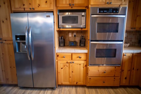 Roslyn Pines: Hot Tub, Spacious Deck, Dogs Welcome