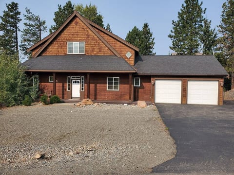 Roslyn Pines: Hot Tub, Spacious Deck, Dogs Welcome