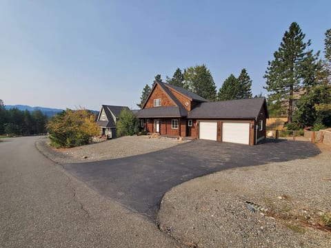 Roslyn Pines: Hot Tub, Spacious Deck, Dogs Welcome