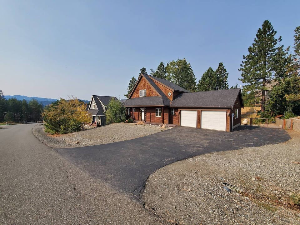 Roslyn Pines: Hot Tub, Spacious Deck, Dogs Welcome - Ronald