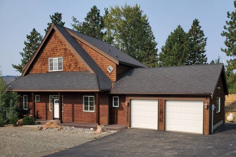 Roslyn Pines: Hot Tub, Spacious Deck, Dogs Welcome