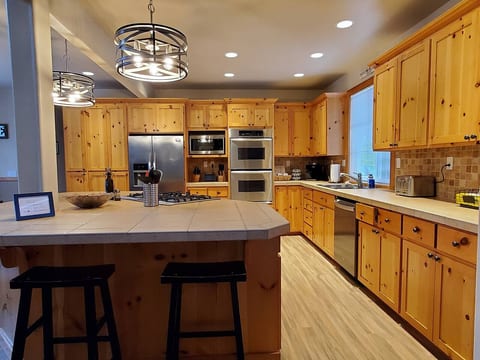 Roslyn Pines: Hot Tub, Spacious Deck, Dogs Welcome