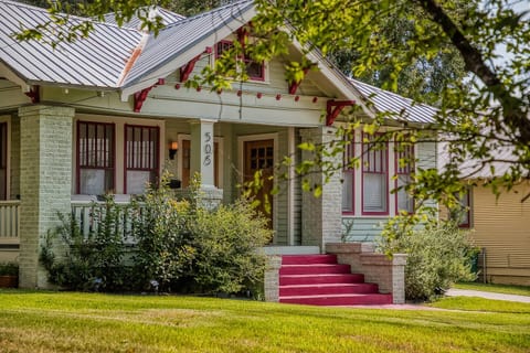 Exterior house of Eva on Alamo, house 1, with a 5 minute walk to downtown Brenham.