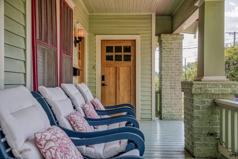 NEW Sisters On Alamo | Walk To Downtown | 2 Houses
