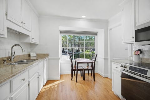 Full kitchen with eat in nook.