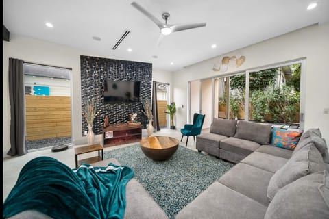 Luxury 3/4 Home in Las Olas with Pool and Hot Tub Near the Beach