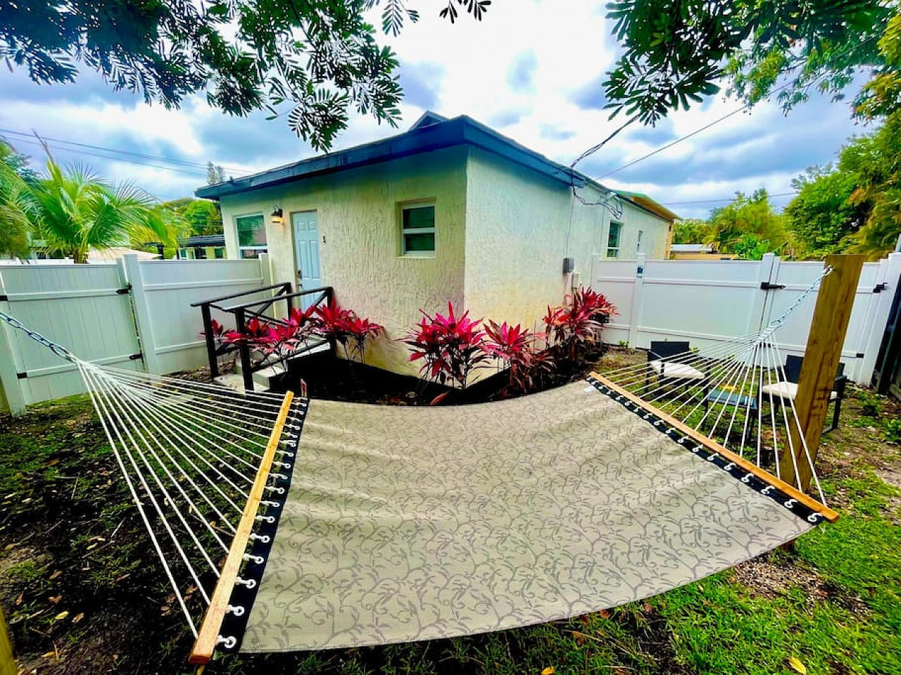 Moody Stoody-O Near Las Olas Beach & Holiday Park