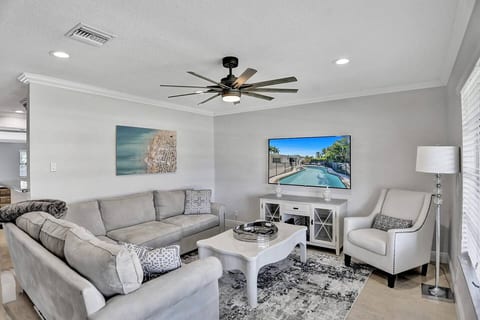Lighthouse Point Oasis w Pool & Hot Tub Near Beach