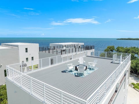 Oceanview Escape – Pool, Hot Tub & Private Deck!