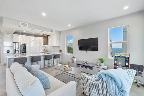 Oceanview Escape – Pool, Hot Tub & Private Deck!