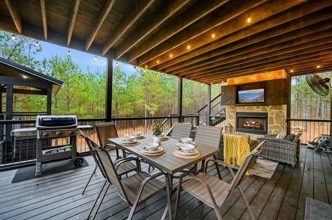 Outdoor dining, grill, and fireplace — made for memories ✨