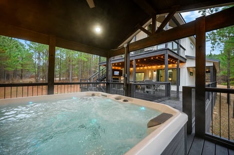 Hot tub soaks with forest views 💦