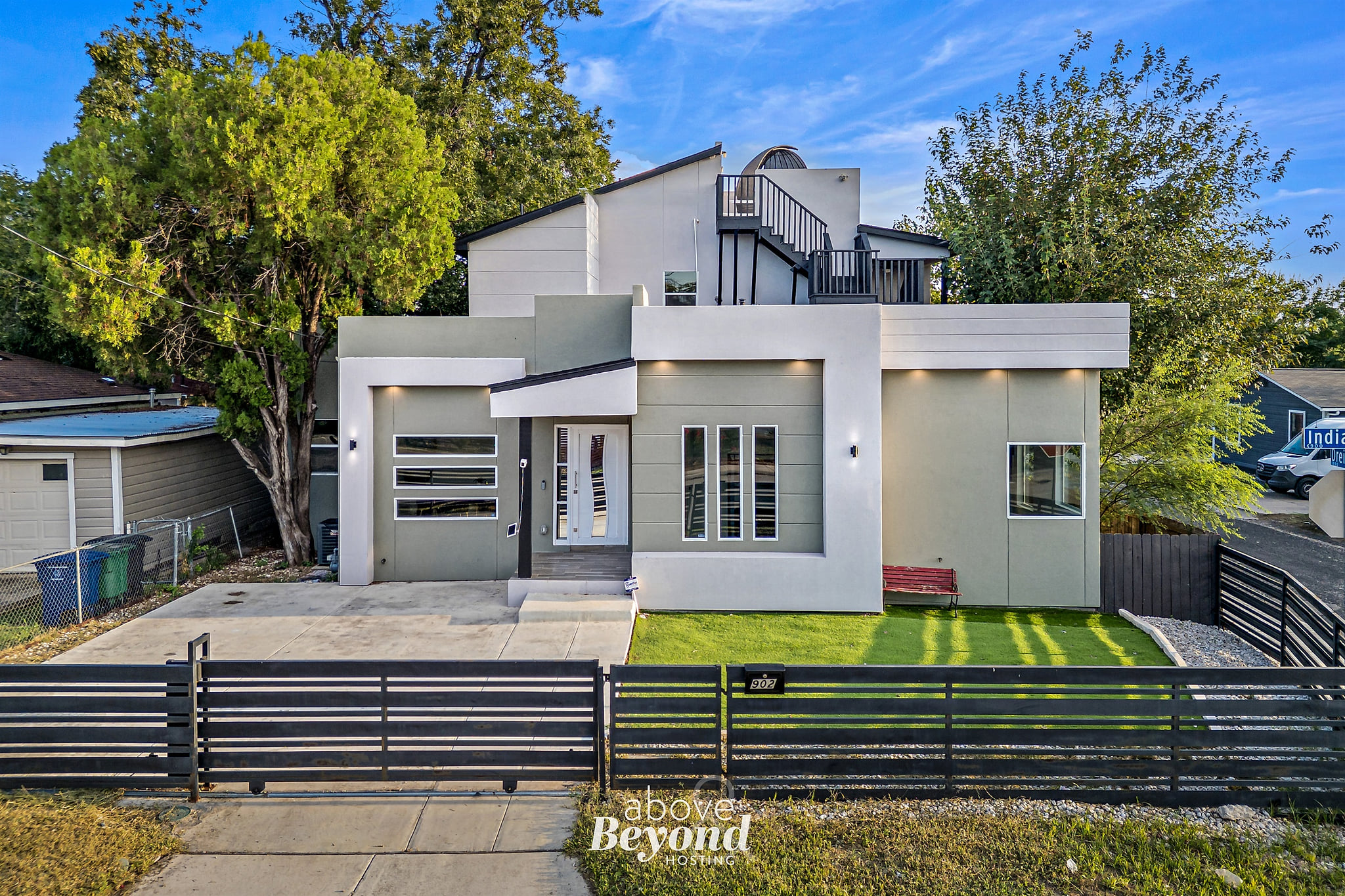 Sprawling Home w Rooftop Spot - Pool Table Rooftop Lounge