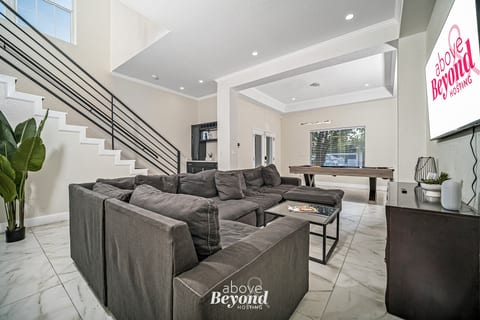 Sprawling Home w Rooftop Spot - Pool Table Rooftop Lounge