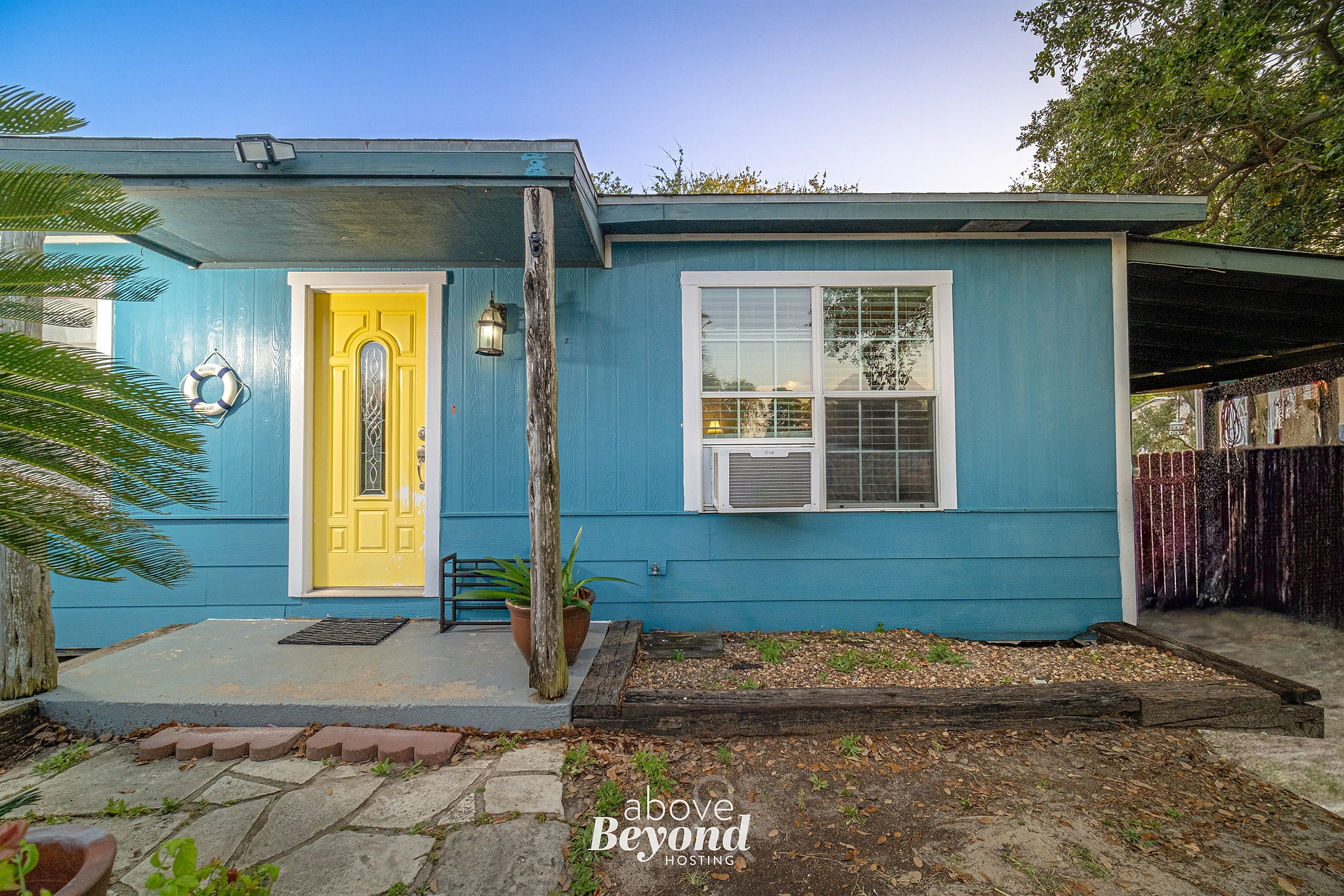 Balmy Blue Beachy Bungalow (Minutes from the Water)