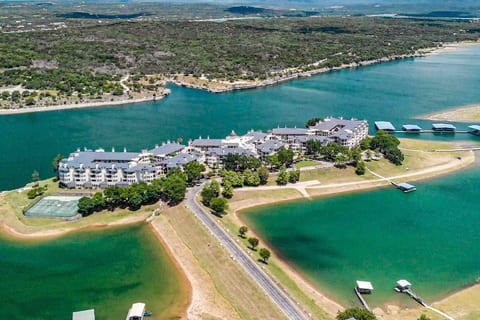 The Cozy Enclave - Bursting with Amenities