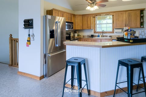 5 Bed Mountain View Retreat on 8 Acres Near Town