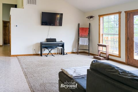 5 Bed Mountain View Retreat on 8 Acres Near Town