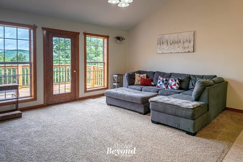 5 Bed Mountain View Retreat on 8 Acres Near Town