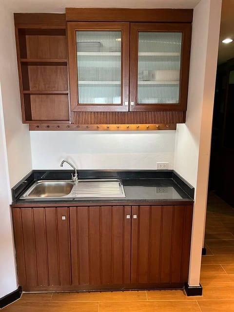 Penthouse Studio w/Balcony in Hillside 4!