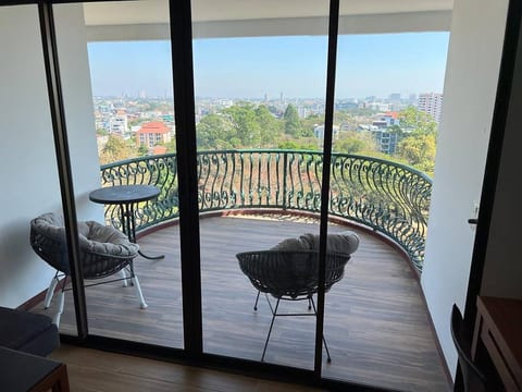 Penthouse Studio w/Balcony in Hillside 4!