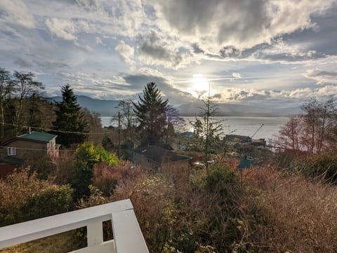 Cliff Haven on the Bay (ocean & mountain view 1bdrm Cottage)