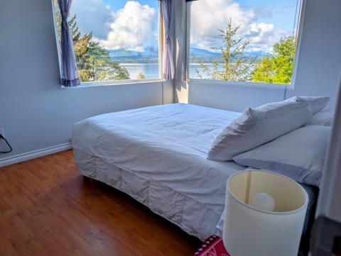 Cliff Haven on the Bay (ocean & mountain view 1bdrm Cottage)