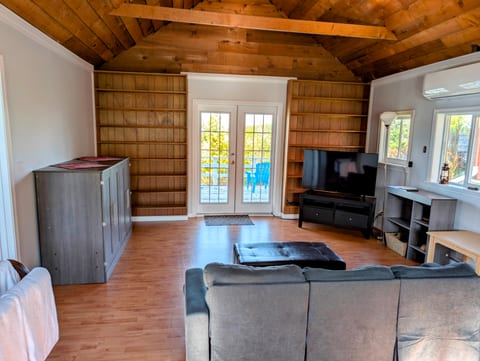 Cliff Haven on the Bay (ocean & mountain view 1bdrm Cottage)