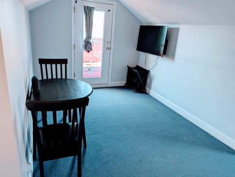 Gordie's Lookout: Top Floor Loft Suite with Workspace