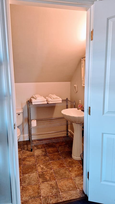 Gordie's Lookout: Top Floor Loft Suite with Workspace