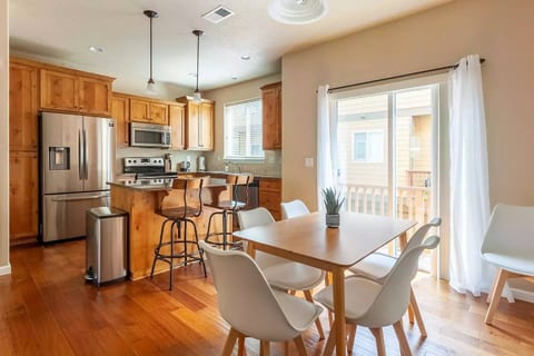 Near TualatinHillsParkw/BoardGames-CoffeeMaker+W/D
