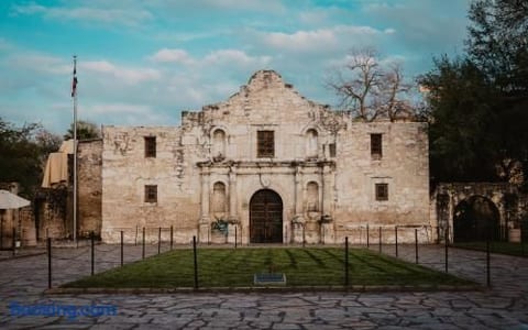 The Marbled Speakeasy - San Antonio Luxury Home by the Alamo